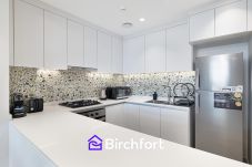 Apartment in Dubai - Fresh & Bright Retreat | Brand-New Feel